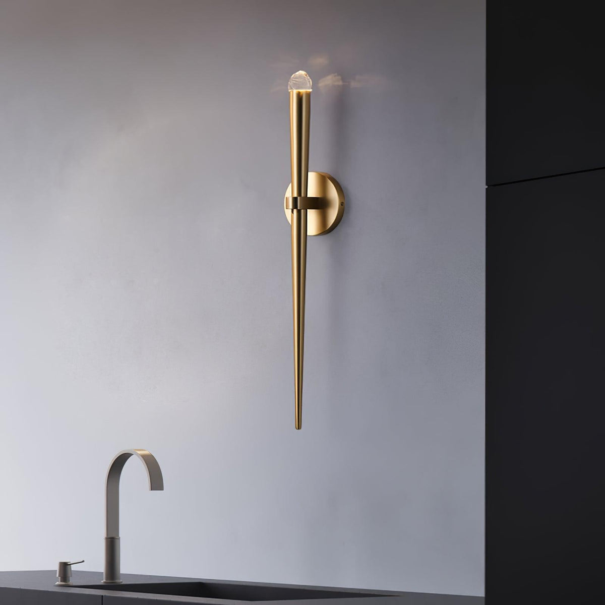 Applique murale LED conique en laiton, 15 po, liseuse verticale, éclairage de chevet et de couloir, luminaire moderne minimaliste en métal pour chambre à coucher