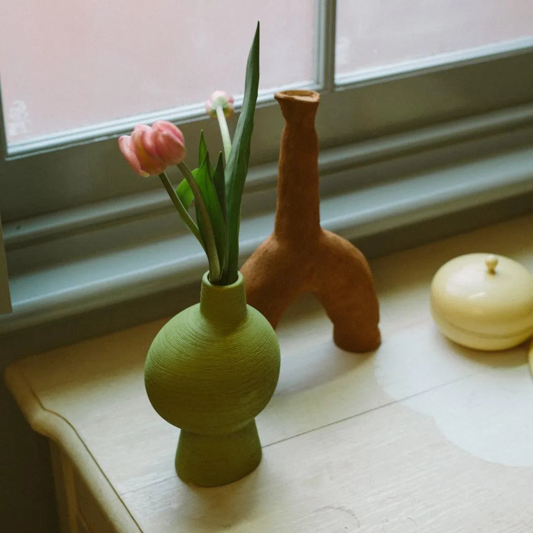 Vase en céramique sculpturale pour tables, étagères et rebords de fenêtre – Poterie artisanale verte pour fleurs fraîches ou séchées