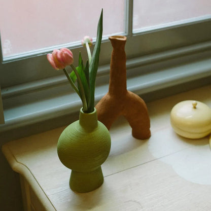 Vase en céramique sculpturale pour tables, étagères et rebords de fenêtre – Poterie artisanale verte pour fleurs fraîches ou séchées