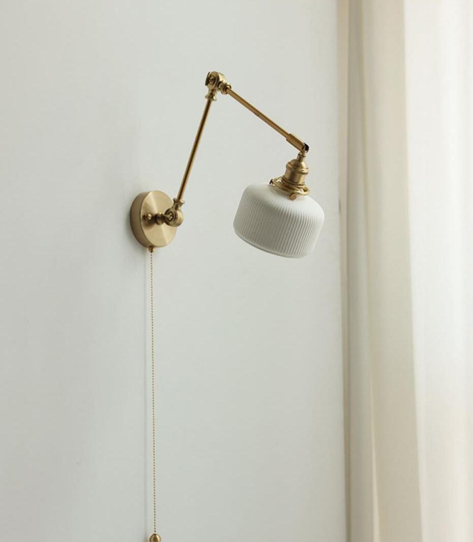 Applique de lecture à bras articulé avec abat-jour en céramique | Lampe murale de chevet orientable avec interrupteur à tirette | Éclairage de travail moderne en laiton pour chambre à coucher