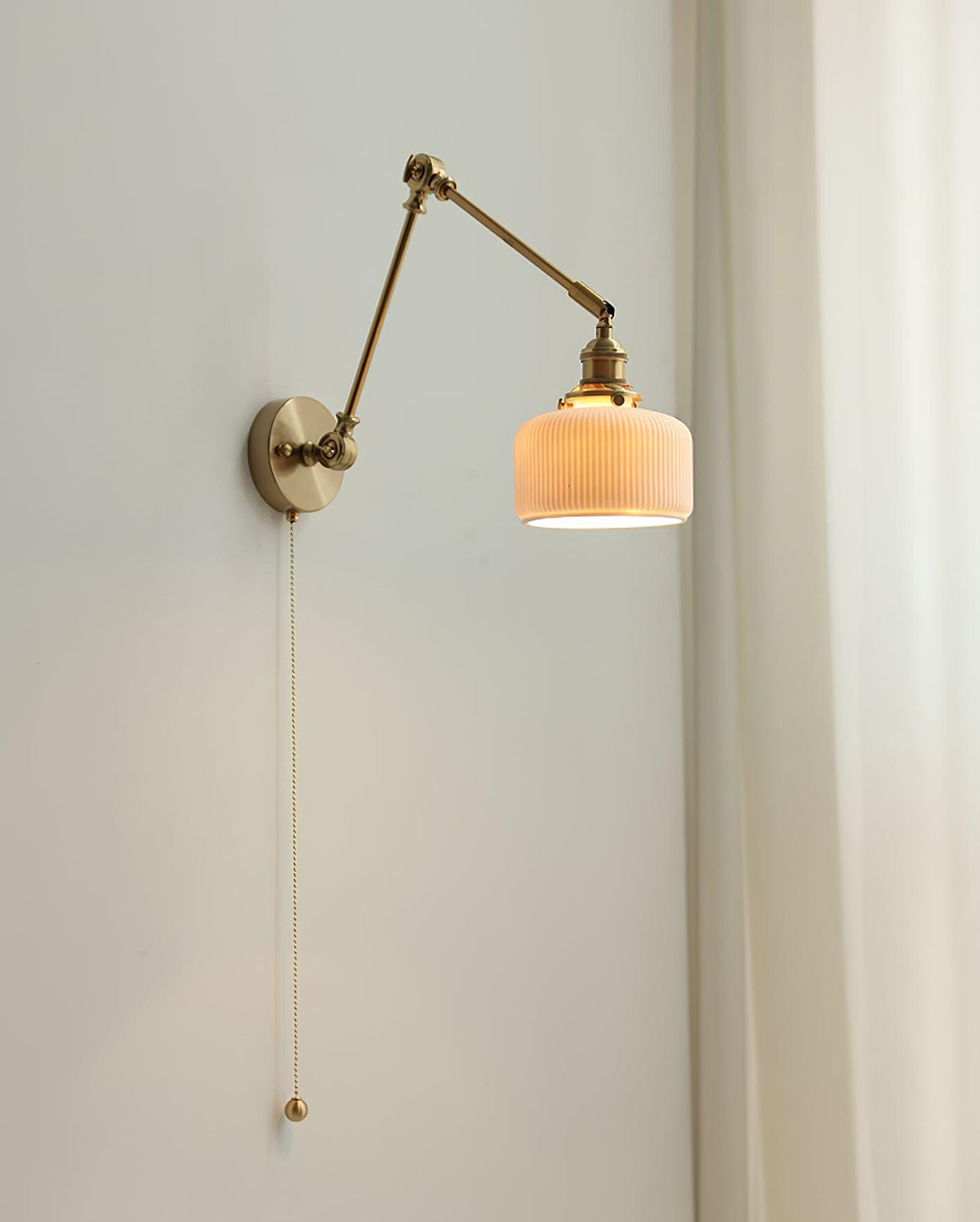 Applique de lecture à bras articulé avec abat-jour en céramique | Lampe murale de chevet orientable avec interrupteur à tirette | Éclairage de travail moderne en laiton pour chambre à coucher