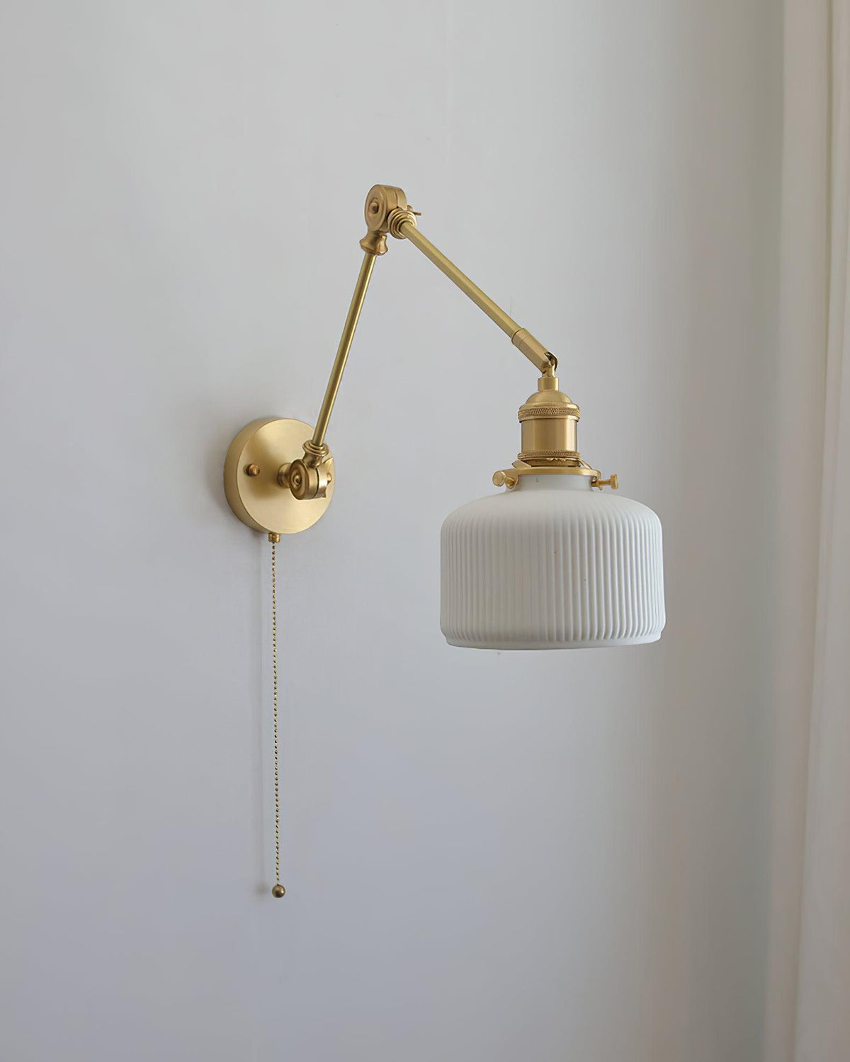 Applique de lecture à bras articulé avec abat-jour en céramique | Lampe murale de chevet orientable avec interrupteur à tirette | Éclairage de travail moderne en laiton pour chambre à coucher