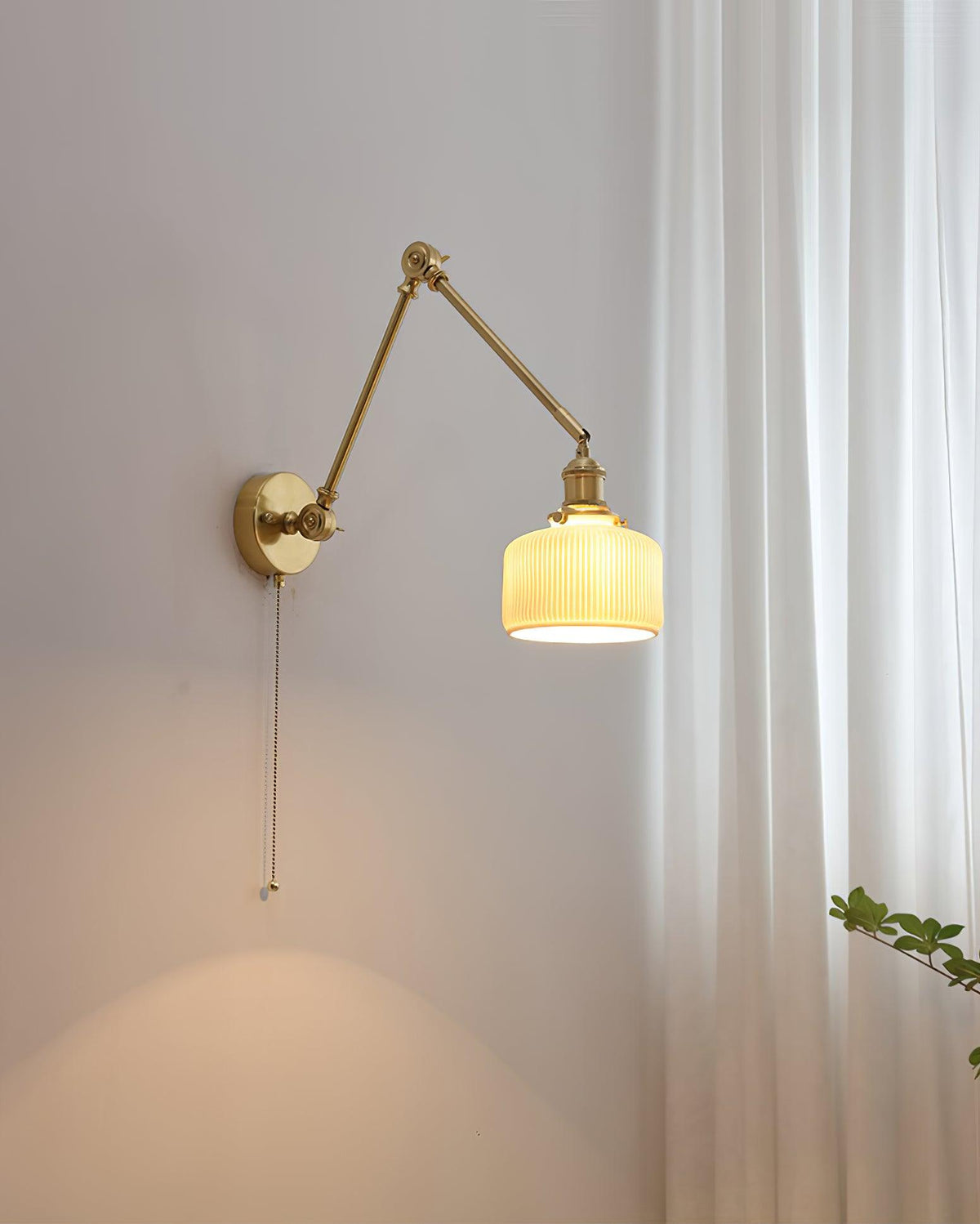 Applique de lecture à bras articulé avec abat-jour en céramique | Lampe murale de chevet orientable avec interrupteur à tirette | Éclairage de travail moderne en laiton pour chambre à coucher