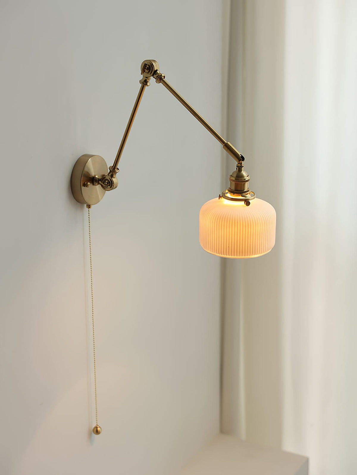 Applique de lecture à bras articulé avec abat-jour en céramique | Lampe murale de chevet orientable avec interrupteur à tirette | Éclairage de travail moderne en laiton pour chambre à coucher