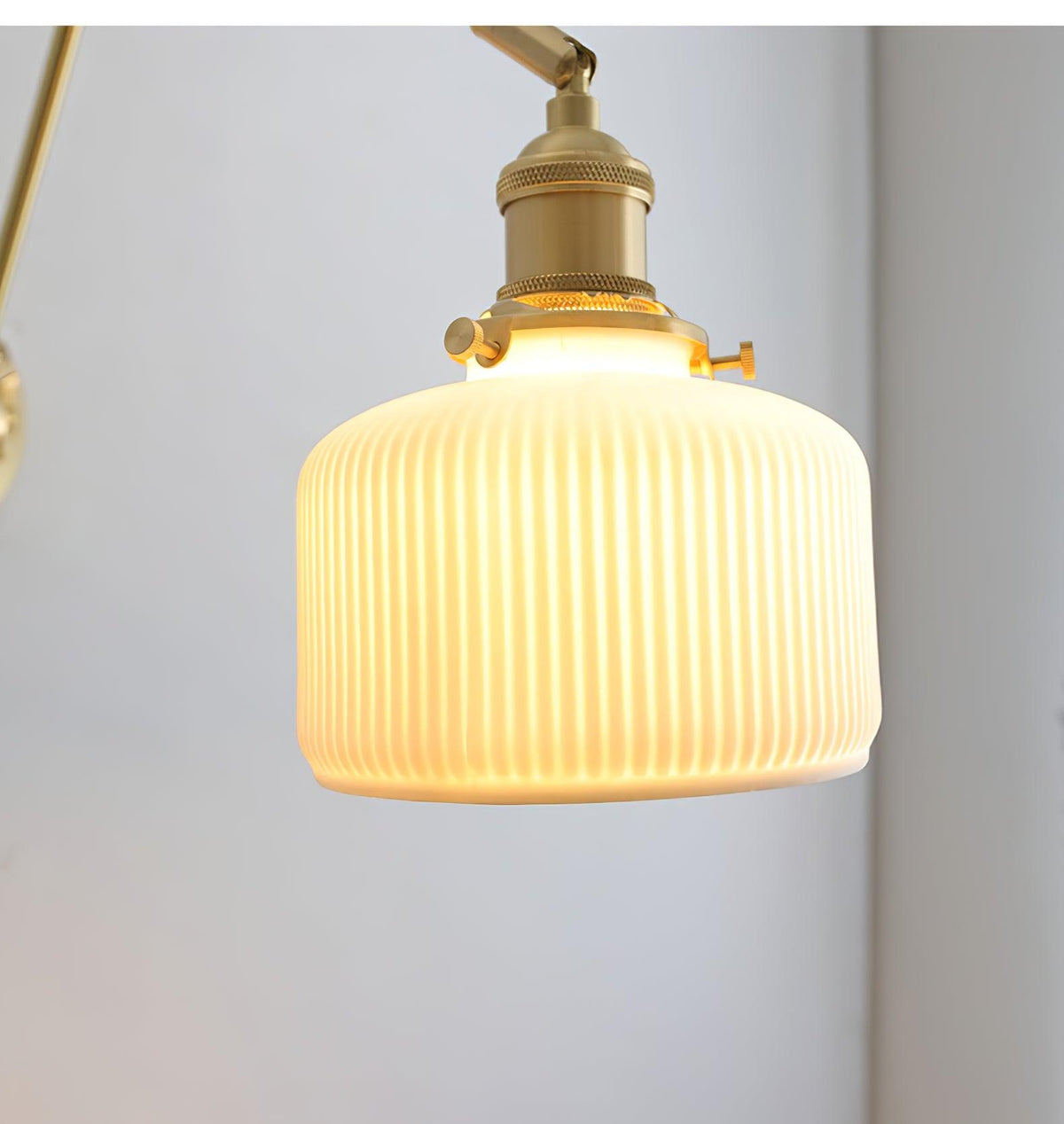 Applique de lecture à bras articulé avec abat-jour en céramique | Lampe murale de chevet orientable avec interrupteur à tirette | Éclairage de travail moderne en laiton pour chambre à coucher