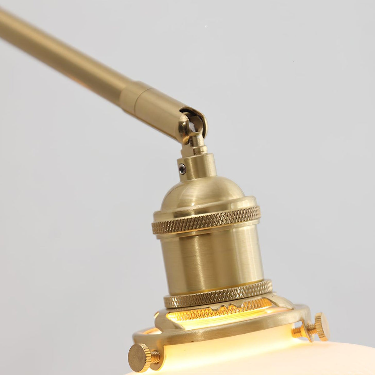 Applique de lecture à bras articulé avec abat-jour en céramique | Lampe murale de chevet orientable avec interrupteur à tirette | Éclairage de travail moderne en laiton pour chambre à coucher