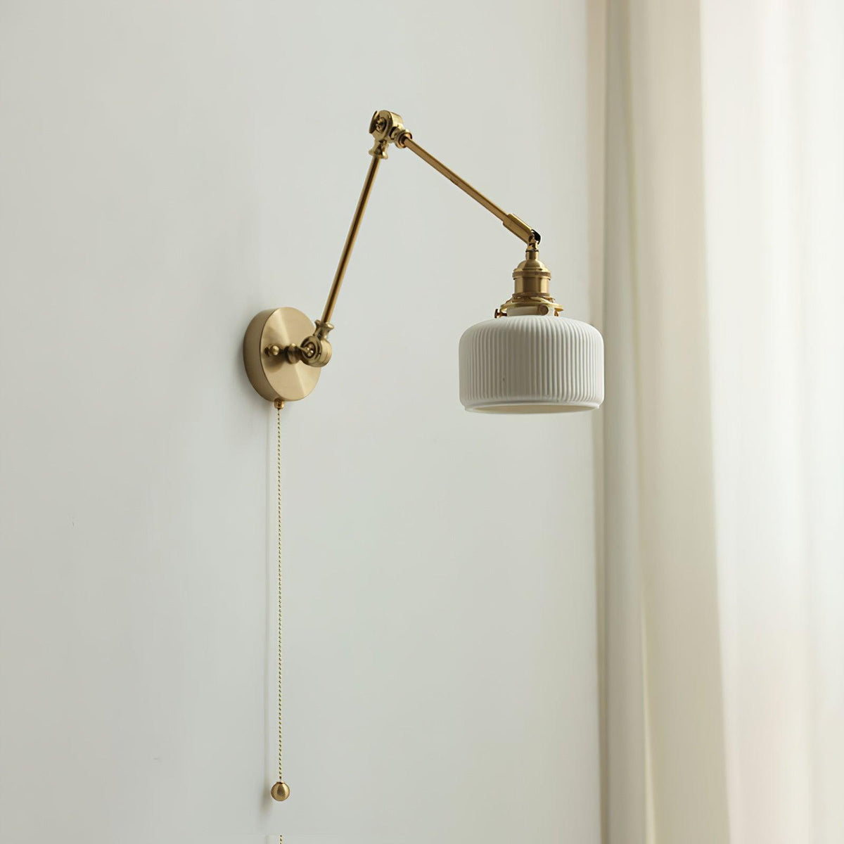 Applique de lecture à bras articulé avec abat-jour en céramique | Lampe murale de chevet orientable avec interrupteur à tirette | Éclairage de travail moderne en laiton pour chambre à coucher