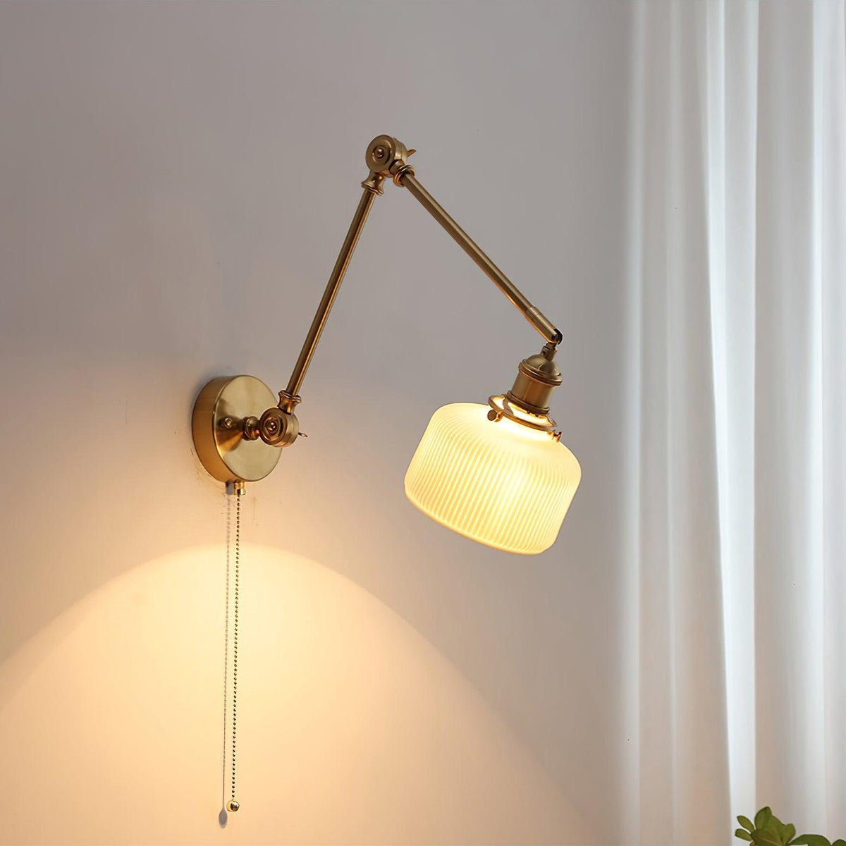 Applique de lecture à bras articulé avec abat-jour en céramique | Lampe murale de chevet orientable avec interrupteur à tirette | Éclairage de travail moderne en laiton pour chambre à coucher