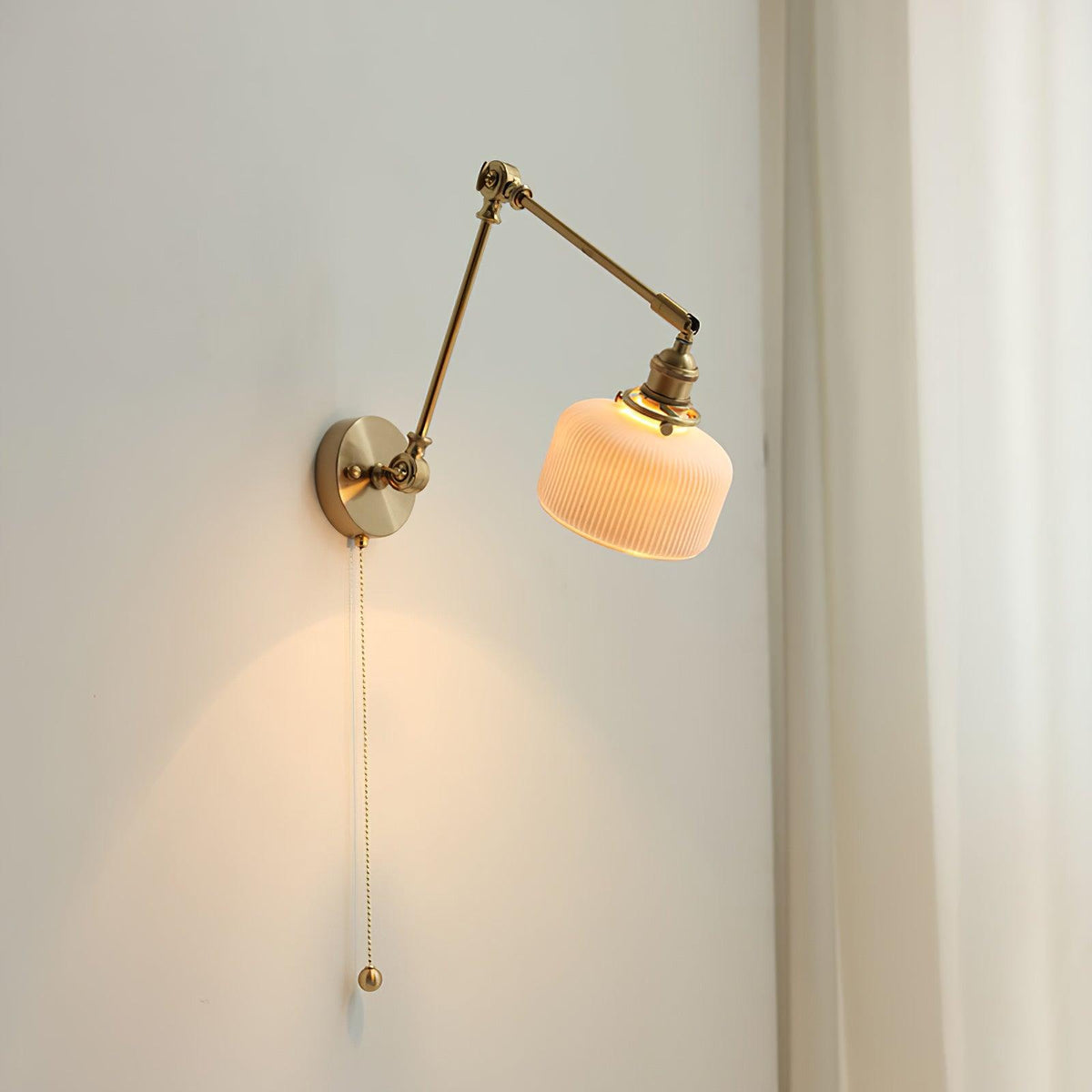Applique de lecture à bras articulé avec abat-jour en céramique | Lampe murale de chevet orientable avec interrupteur à tirette | Éclairage de travail moderne en laiton pour chambre à coucher
