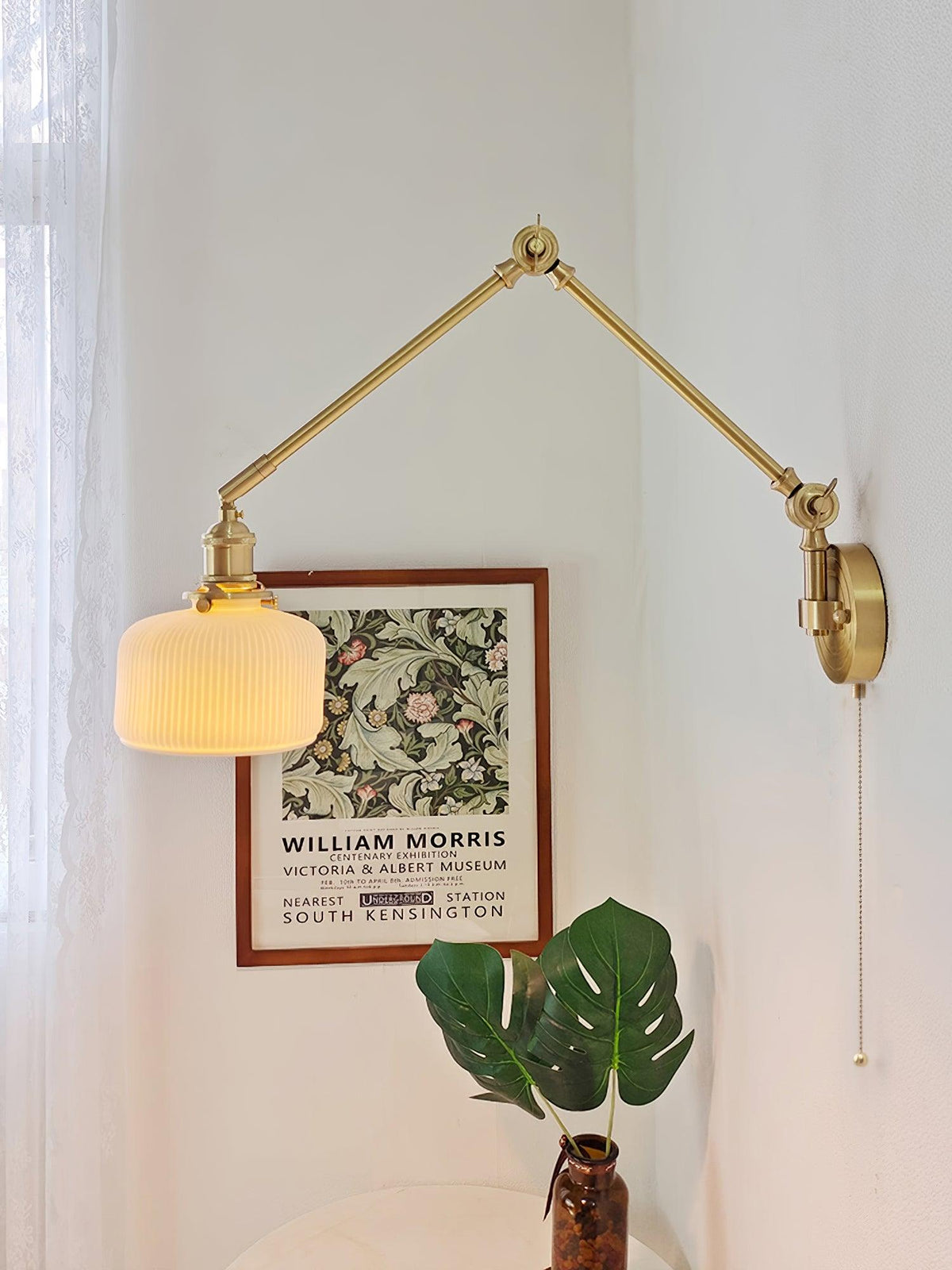 Applique de lecture à bras articulé avec abat-jour en céramique | Lampe murale de chevet orientable avec interrupteur à tirette | Éclairage de travail moderne en laiton pour chambre à coucher