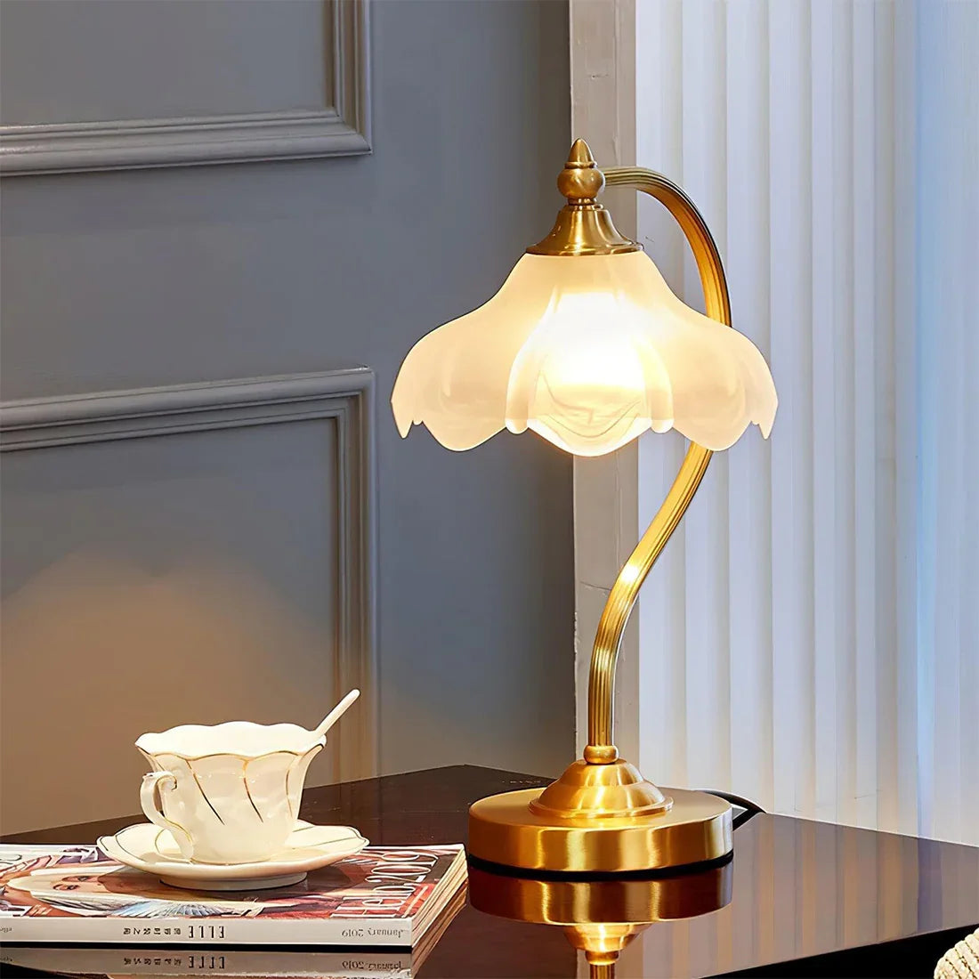 Lampe de table élégante en laiton et verre avec abat-jour floral – Éclairage d'ambiance pour chambre ou salon