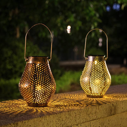 Lampes solaires de jardin élégantes | Conception en fer durable avec capteur crépusculaire automatique | Éclairage extérieur étanche pour une ambiance exceptionnelle
