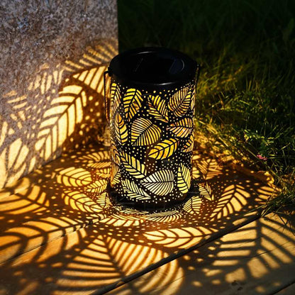 Lampes solaires de jardin élégantes | Conception en fer durable avec capteur crépusculaire automatique | Éclairage extérieur étanche pour une ambiance exceptionnelle