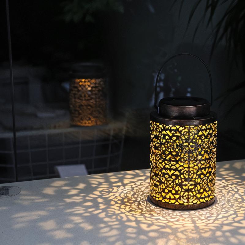 Lampes solaires de jardin élégantes | Conception en fer durable avec capteur crépusculaire automatique | Éclairage extérieur étanche pour une ambiance exceptionnelle