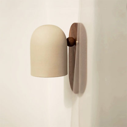 Appliques murales élégantes en noyer avec bras en laiton et abat-jour blanc doux – Design contemporain pour une ambiance moderne
