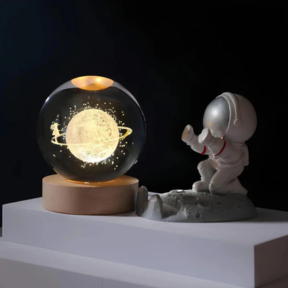 Éclat Éthéré | Lampe décorative avec boule en cristal gravée et LED blanc chaud | Décoration intérieure unique pour une ambiance apaisante