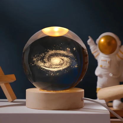 Éclat Éthéré | Lampe décorative avec boule en cristal gravée et LED blanc chaud | Décoration intérieure unique pour une ambiance apaisante