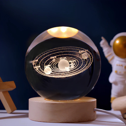 Éclat Éthéré | Lampe décorative avec boule en cristal gravée et LED blanc chaud | Décoration intérieure unique pour une ambiance apaisante
