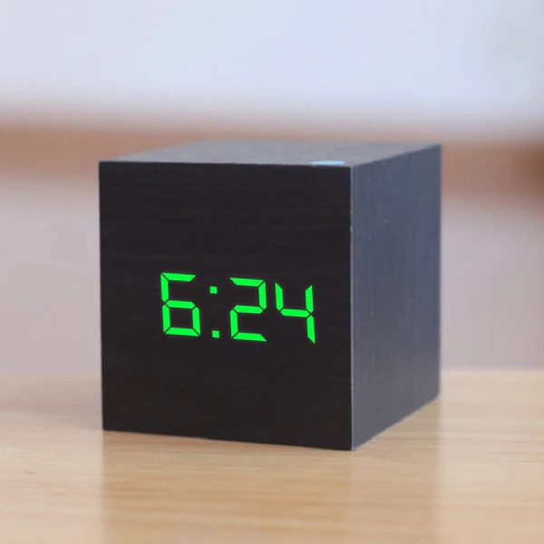Radio-réveil numérique compact à LED carrées