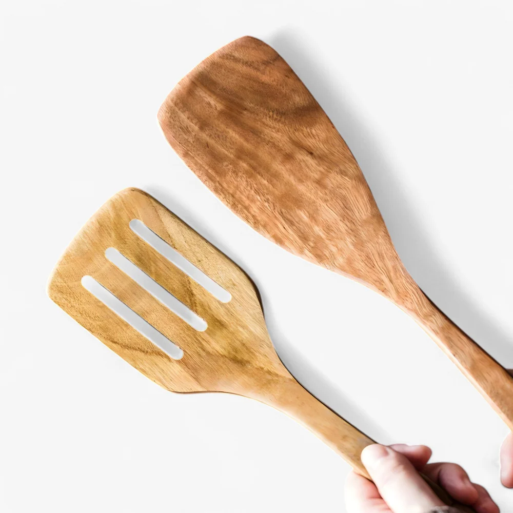 Ensemble d'ustensiles de cuisine en bois naturel