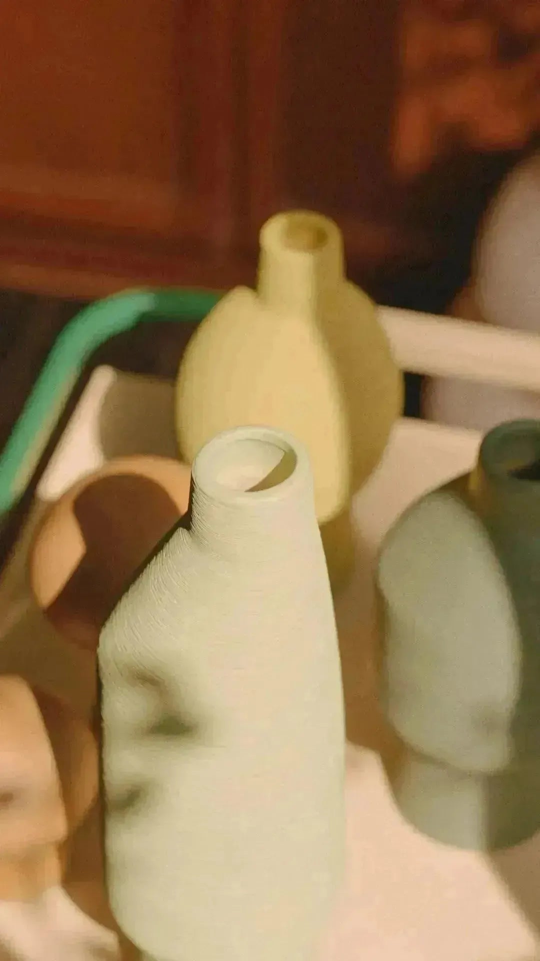 Vase en céramique sculpturale pour tables, étagères et rebords de fenêtre – Poterie artisanale verte pour fleurs fraîches ou séchées
