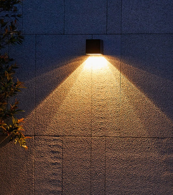 Ortekor GlowBeam | Applique murale solaire d'extérieur avec capteur intelligent | Design résistant aux intempéries pour une ambiance écologique