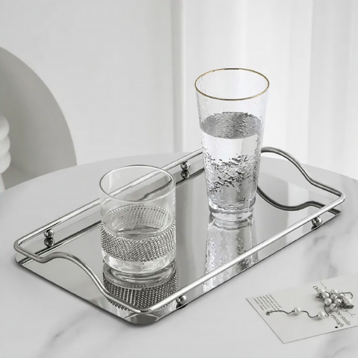 Plateau miroir doré avec cadre en métal et poignées décoratives pour l'organisation de la salle de bain et de la coiffeuse