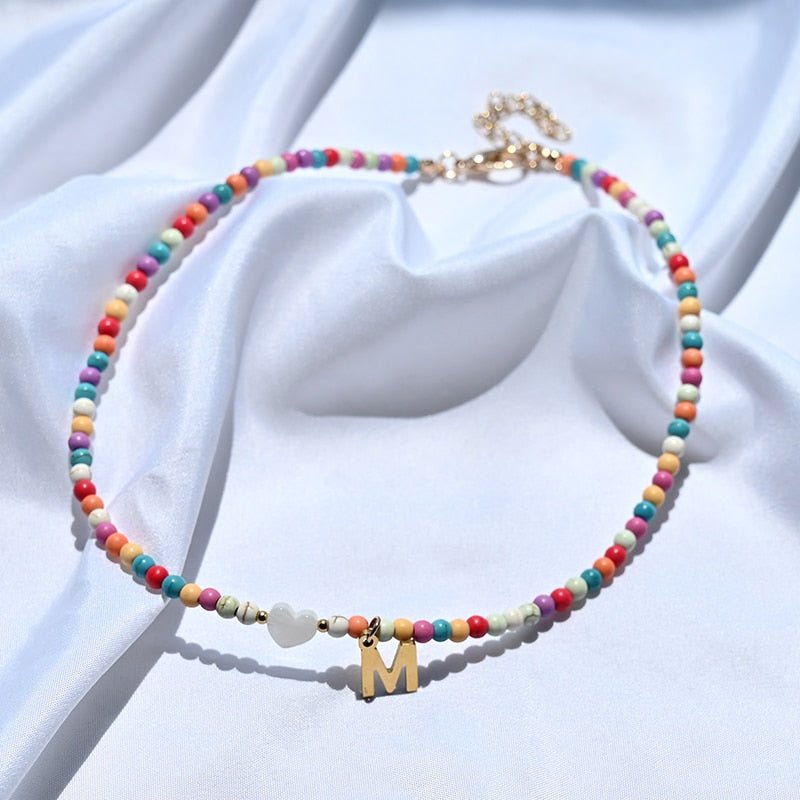 Collier de perles colorées avec initiale et breloque cœur – Bijou avec pendentif lettre personnalisé pour femmes et filles