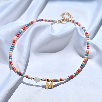 Collier de perles colorées avec initiale et breloque cœur – Bijou avec pendentif lettre personnalisé pour femmes et filles