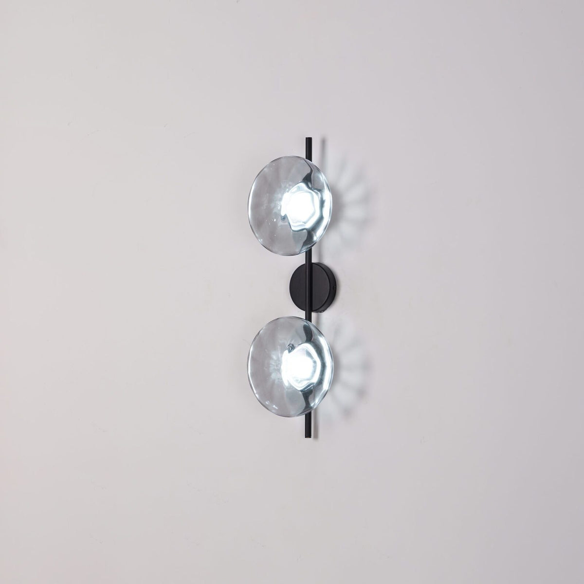 Hand-Blown Glass Wall Sconce with Aluminum Frame – Modern Globe Light for Hallways, Bedrooms & Living Rooms