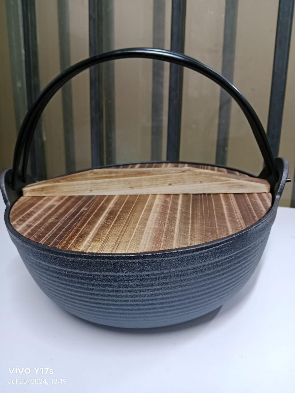 Poêle wok en fonte Ortekor avec fond plat et couvercle en bois | Cuisson polyvalente pour des repas sains