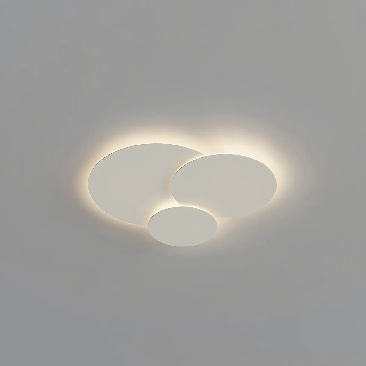 Plafonnier LED plat à disque superposé avec télécommande – Température de couleur et intensité réglables pour chambre, salle de bain, salon – Contour blanc
