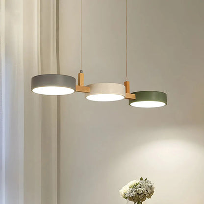 Plafonnier à trois abat-jours pour îlot de cuisine et salle à manger – Luminaire de 30 pouces en matériaux mixtes avec cordons réglables et design discret pour