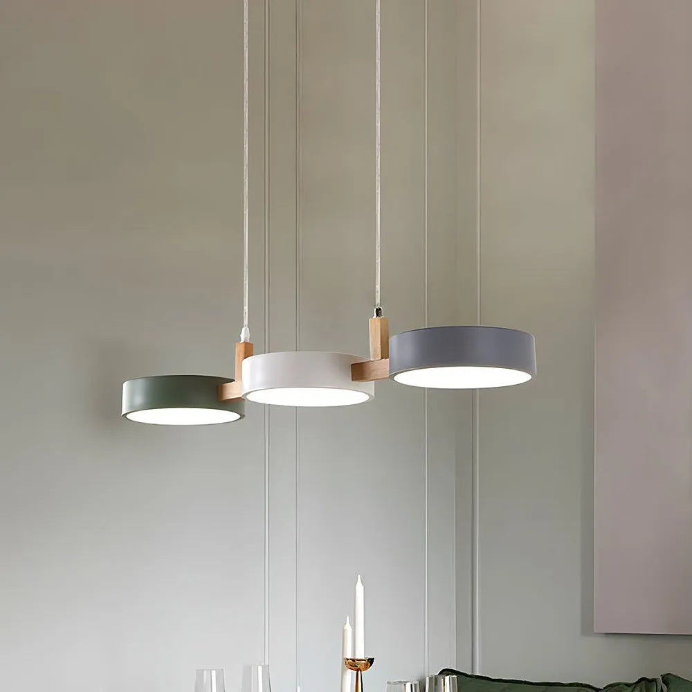 Plafonnier à trois abat-jours pour îlot de cuisine et salle à manger – Luminaire de 30 pouces en matériaux mixtes avec cordons réglables et design discret pour