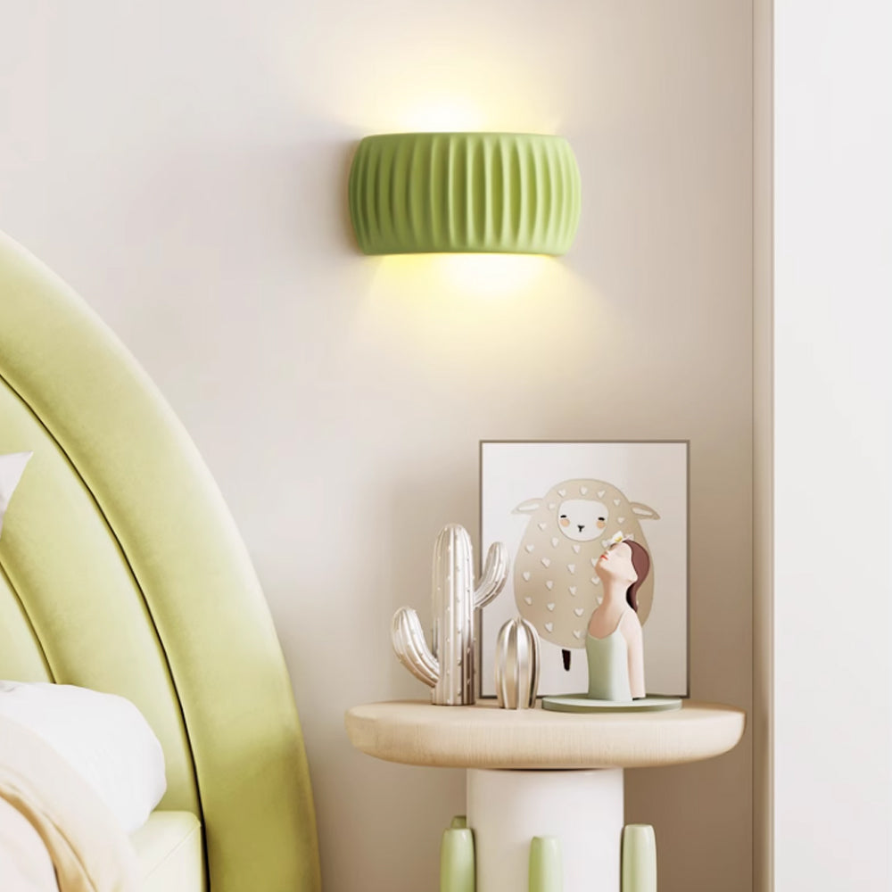 Applique murale pour chambres et couloirs – Luminaire décoratif en résine de 9,4 pouces, coloris crème doux – Douille filaire pour intérieurs modernes – Espace