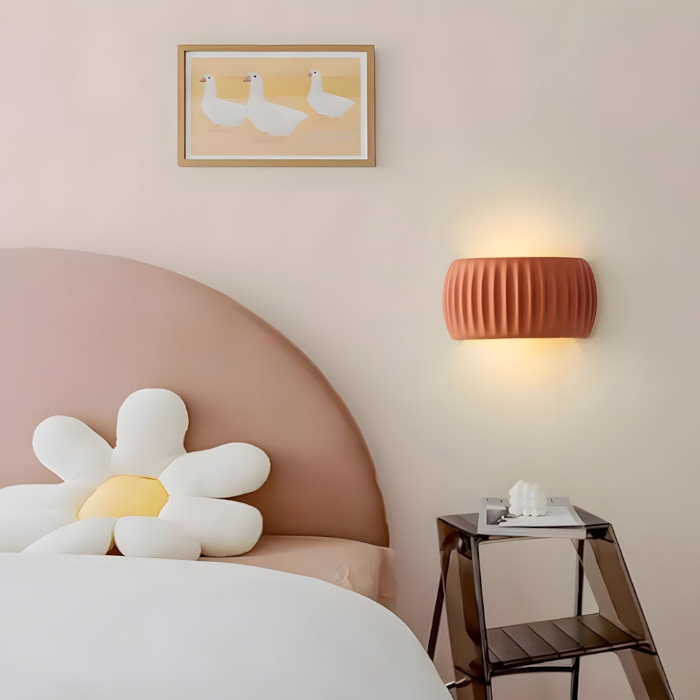 Applique murale pour chambres et couloirs – Luminaire décoratif en résine de 9,4 pouces, coloris crème doux – Douille filaire pour intérieurs modernes – Espace
