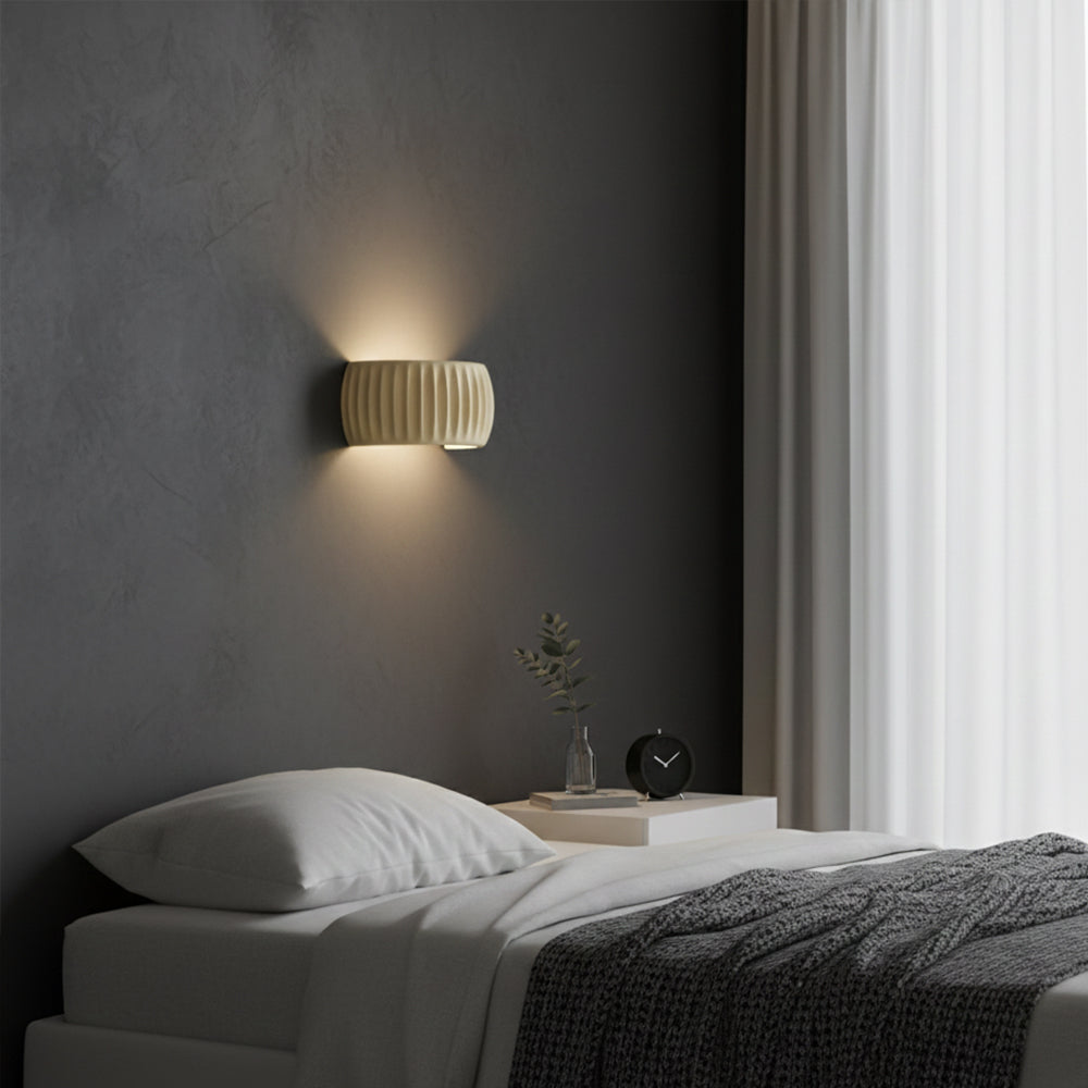 Applique murale pour chambres et couloirs – Luminaire décoratif en résine de 9,4 pouces, coloris crème doux – Douille filaire pour intérieurs modernes – Espace