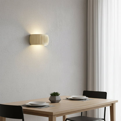 Applique murale pour chambres et couloirs – Luminaire décoratif en résine de 9,4 pouces, coloris crème doux – Douille filaire pour intérieurs modernes – Espace