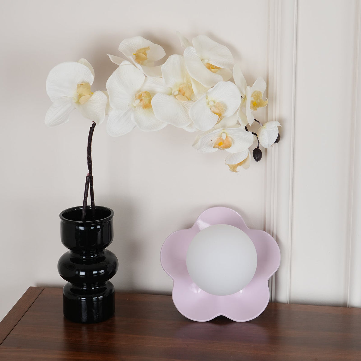 Flower-Shaped Resin Wall Sconce with Frosted Glass Shade – LED G9 Socket, Playful Modern Decor for Bedroom, Nursery & Living Room
