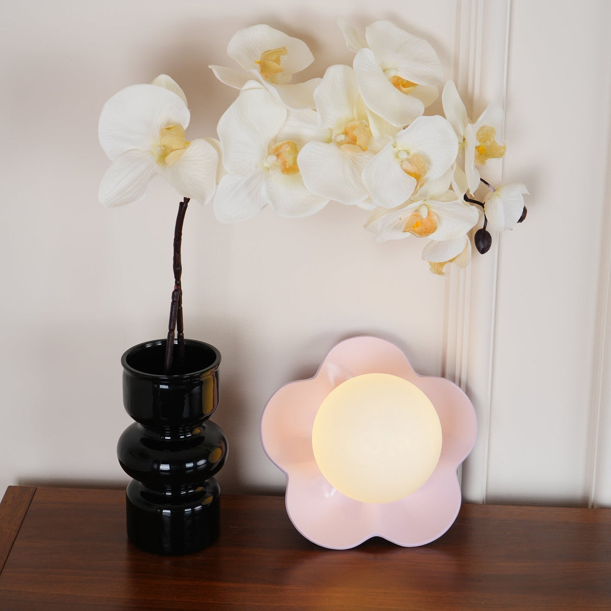 Flower-Shaped Resin Wall Sconce with Frosted Glass Shade – LED G9 Socket, Playful Modern Decor for Bedroom, Nursery & Living Room