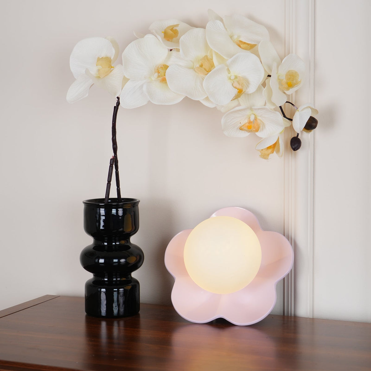 Flower-Shaped Resin Wall Sconce with Frosted Glass Shade – LED G9 Socket, Playful Modern Decor for Bedroom, Nursery & Living Room