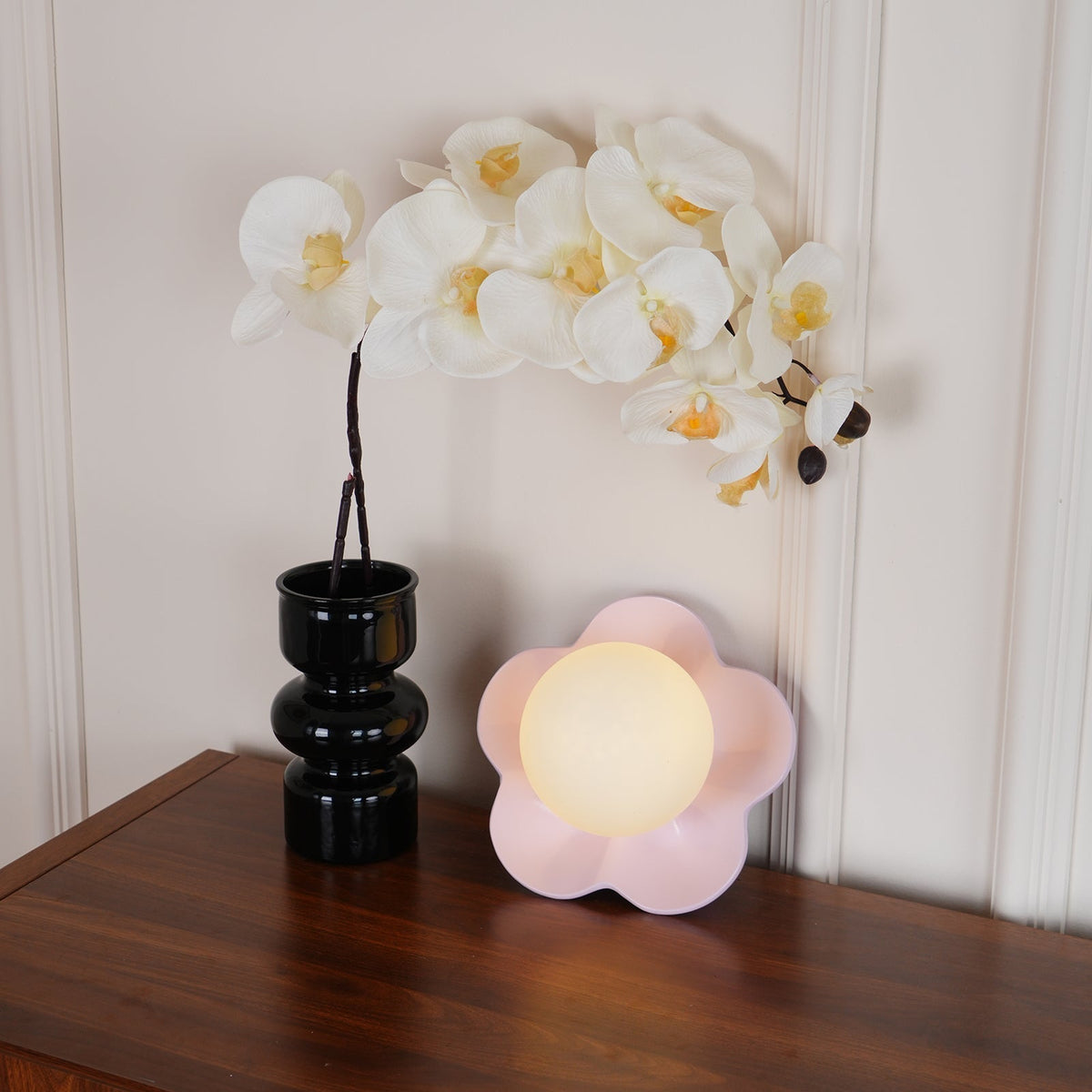 Flower-Shaped Resin Wall Sconce with Frosted Glass Shade – LED G9 Socket, Playful Modern Decor for Bedroom, Nursery & Living Room