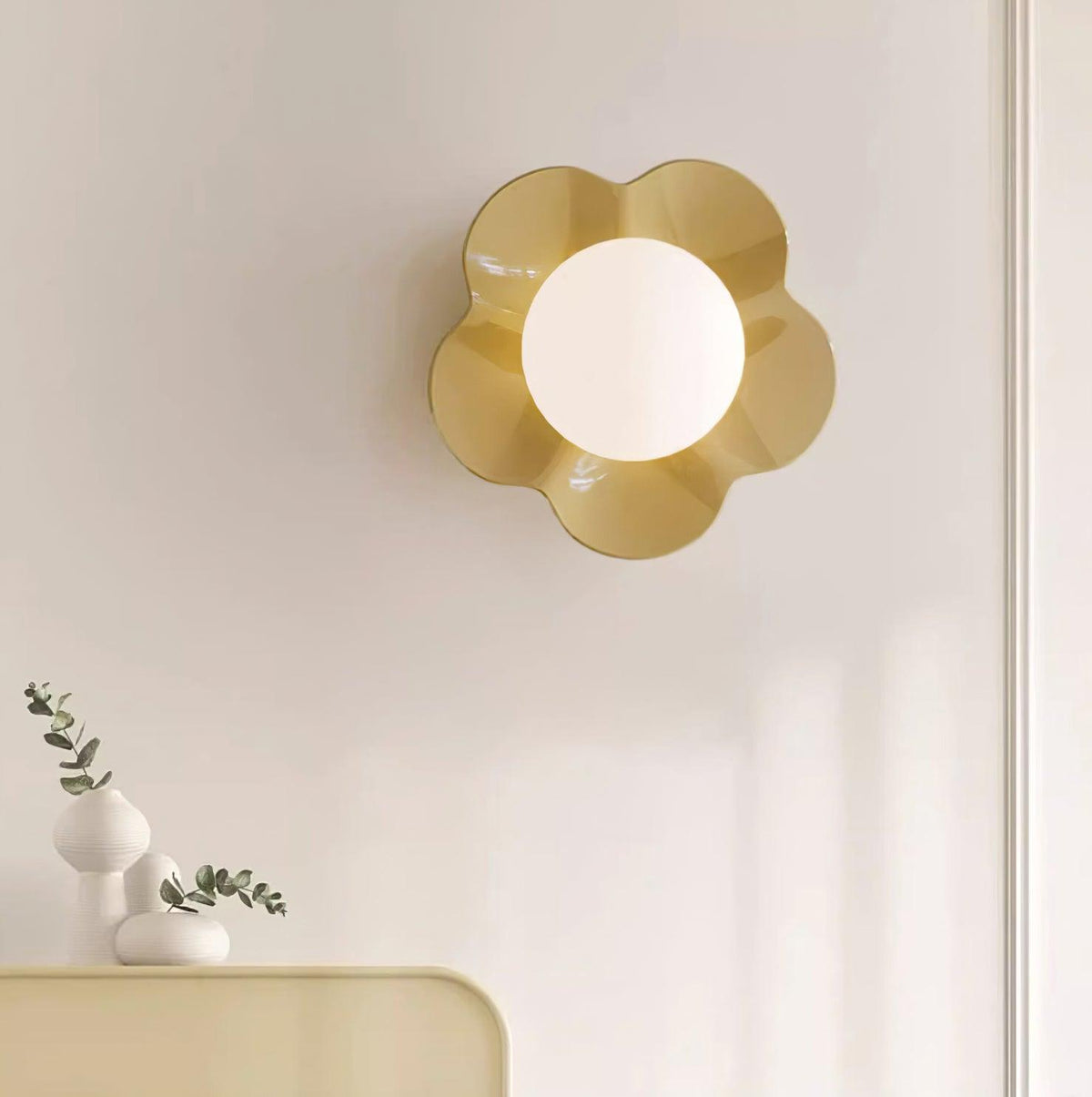 Flower-Shaped Resin Wall Sconce with Frosted Glass Shade – LED G9 Socket, Playful Modern Decor for Bedroom, Nursery & Living Room