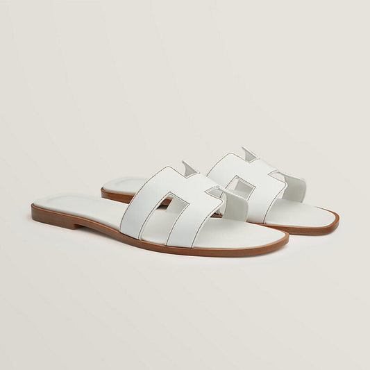 Sandales plates en cuir pour femme, blanches, brides à boucle réglable, semelle intérieure rembourrée, bout ouvert, style décontracté pour l'été, idéales avec des robes, des jeans ou des jupes
