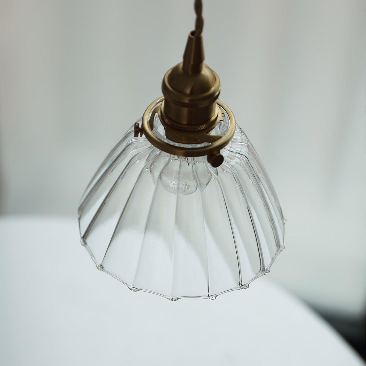 Suspension goutte en verre avec finition laiton – Luminaire suspendu pour comptoirs et tables – Suspension réglable – Douille E26 – Luminaire dôme transparent