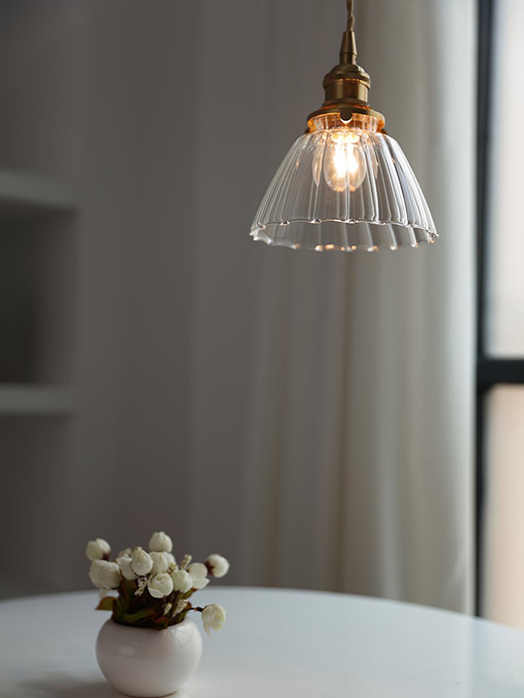 Suspension goutte en verre avec finition laiton – Luminaire suspendu pour comptoirs et tables – Suspension réglable – Douille E26 – Luminaire dôme transparent
