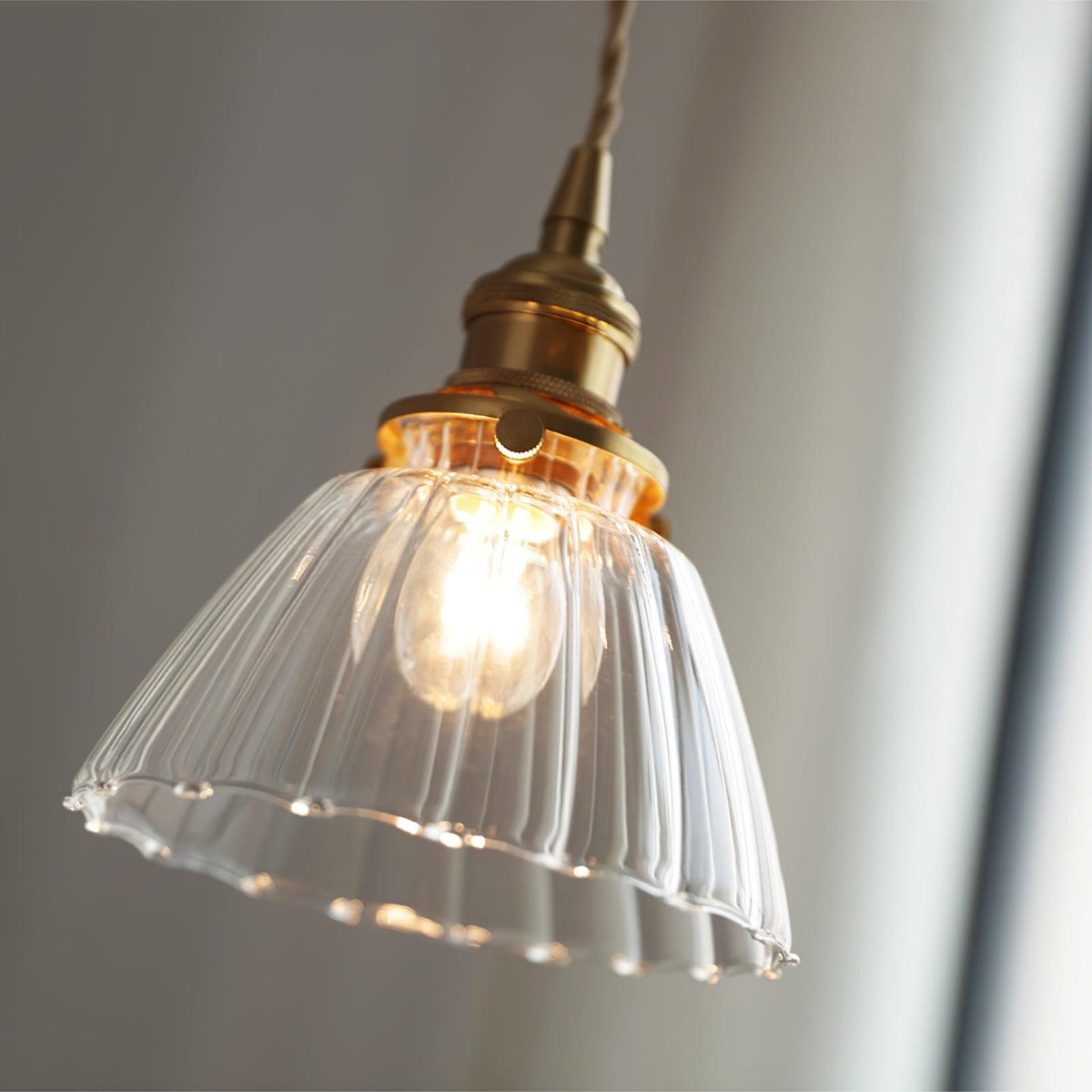 Suspension goutte en verre avec finition laiton – Luminaire suspendu pour comptoirs et tables – Suspension réglable – Douille E26 – Luminaire dôme transparent