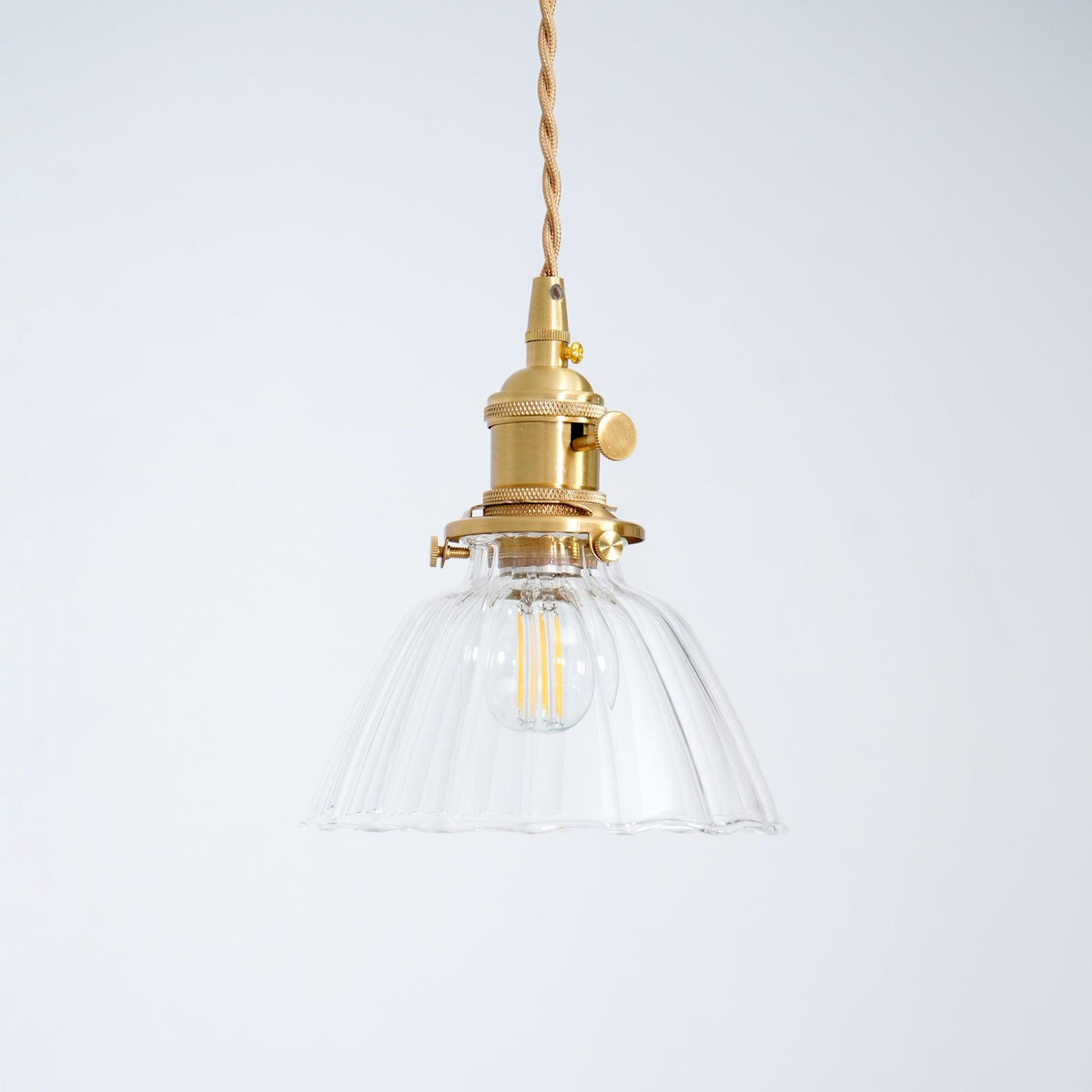 Suspension goutte en verre avec finition laiton – Luminaire suspendu pour comptoirs et tables – Suspension réglable – Douille E26 – Luminaire dôme transparent