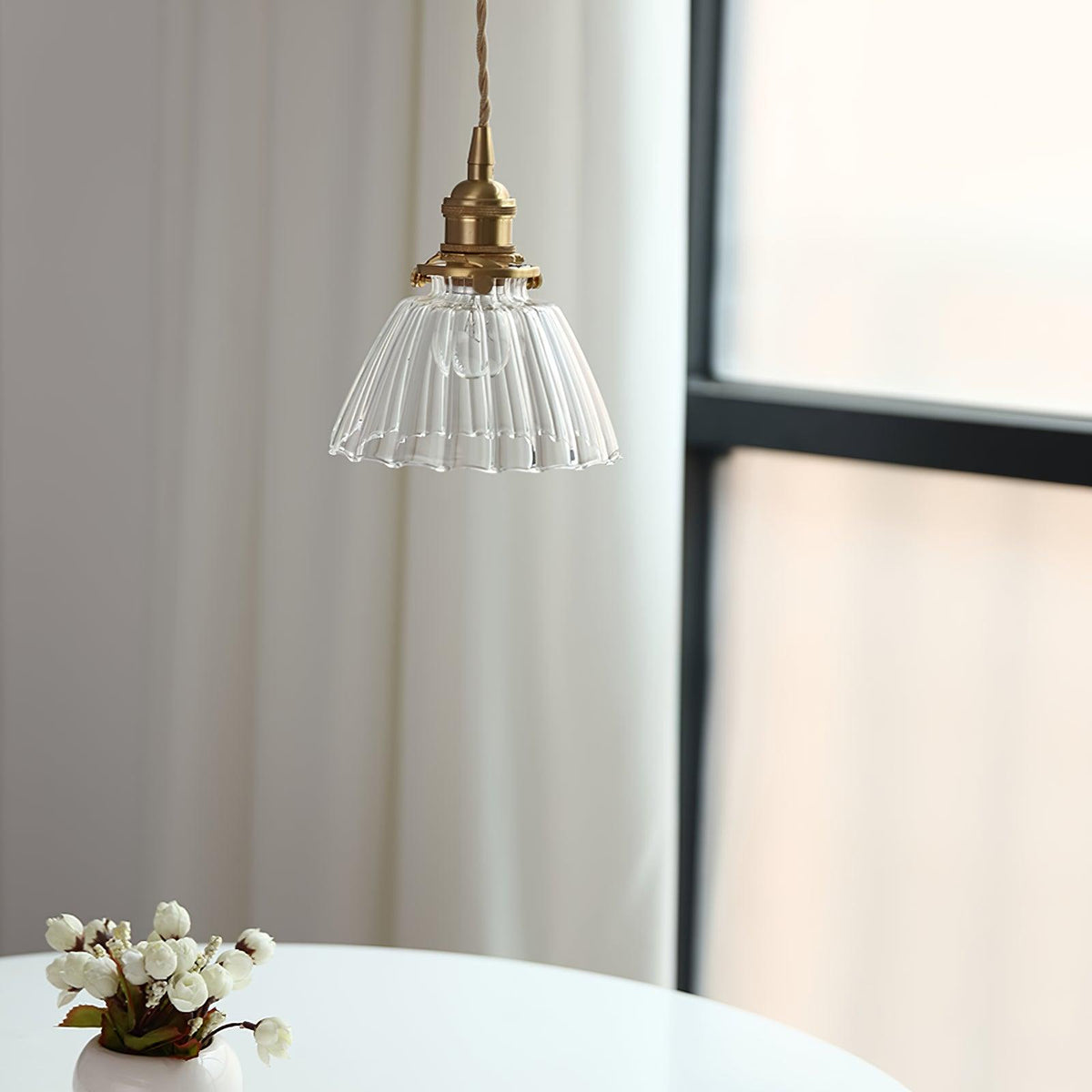 Suspension goutte en verre avec finition laiton – Luminaire suspendu pour comptoirs et tables – Suspension réglable – Douille E26 – Luminaire dôme transparent