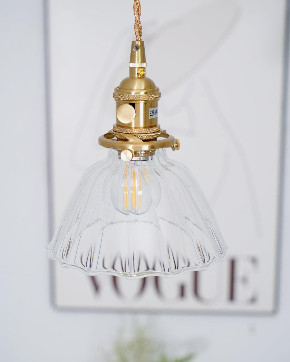 Suspension goutte en verre avec finition laiton – Luminaire suspendu pour comptoirs et tables – Suspension réglable – Douille E26 – Luminaire dôme transparent